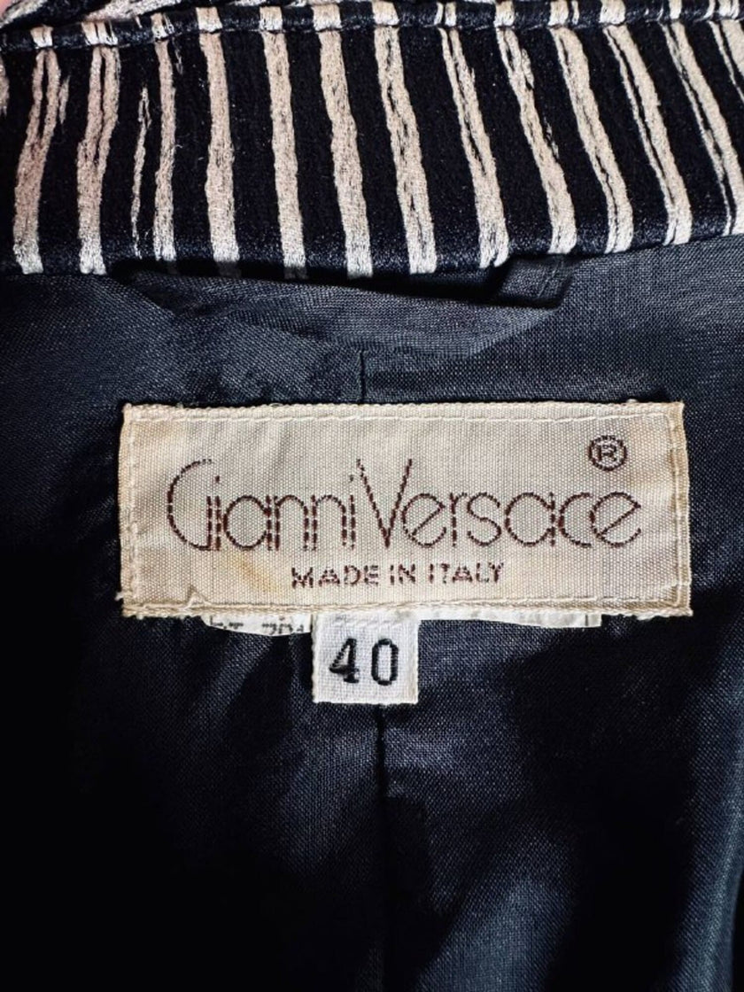 Blazer lungo in raso di seta a righe bianche e nere “Gianni Versace”