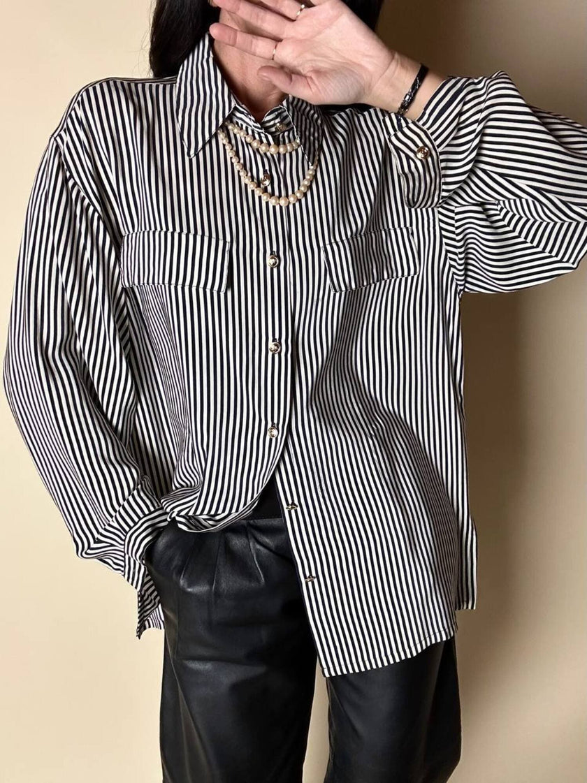 Vintage-Bluse aus weiß-schwarzer gestreifter Seide mit goldenen Knöpfen