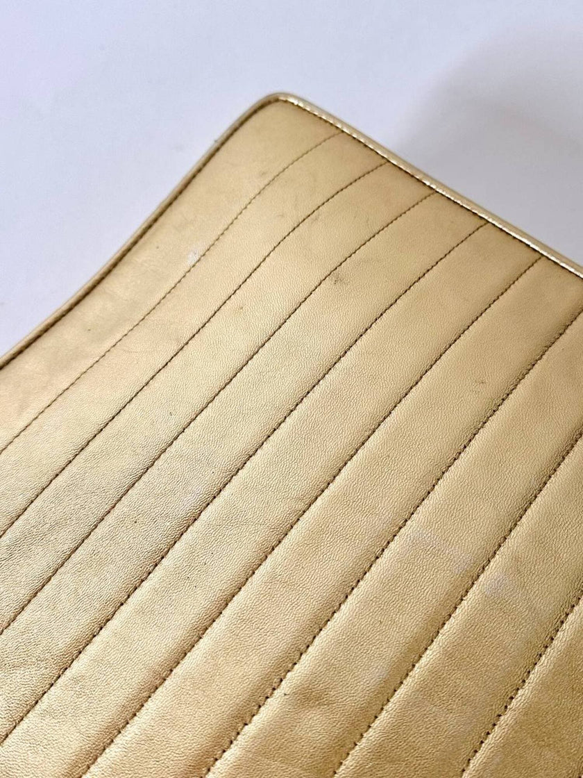 Bolso tote vintage Yves Saint Laurent de piel laminada dorada con diseño matelassé chevron