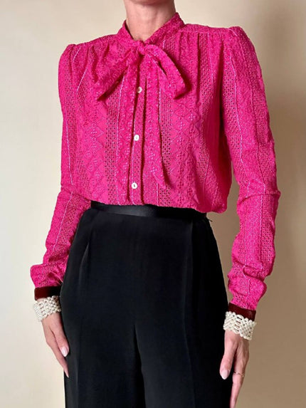 Camicia in Sangallo fucsia con fiocco al collo e polsini in velluto bordeaux “D&G”