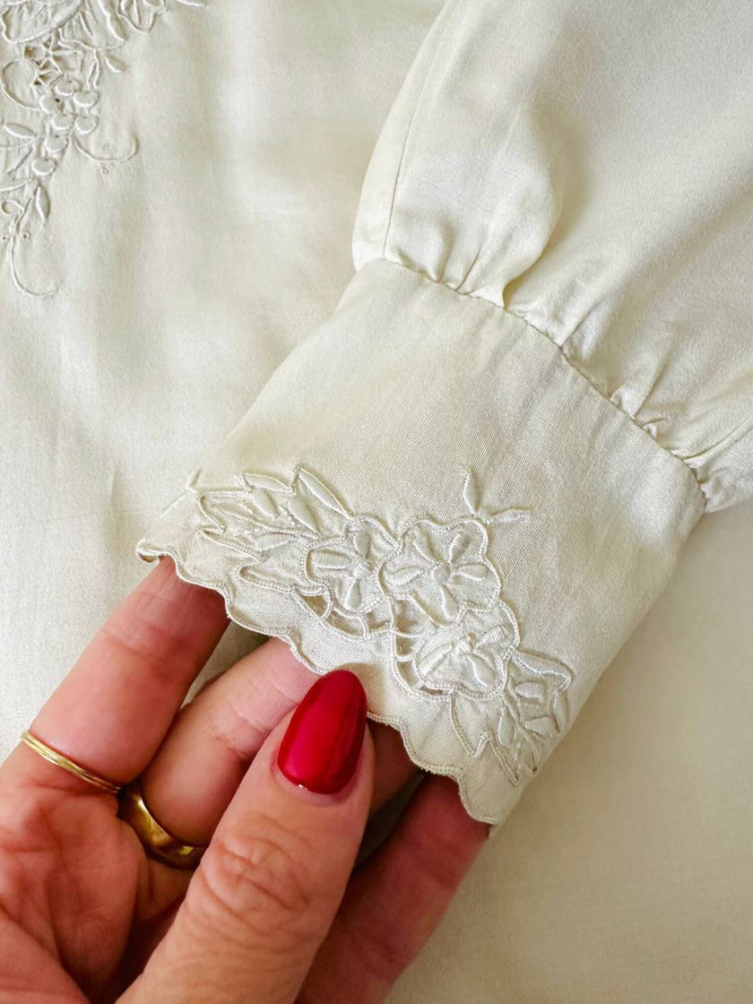 Chemise en soie ivoire brodée à la main avec de précieux brandebourgs