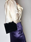 Borsa vintage Fendi in lucite nera con logo inciso e tracolla a catena dorata