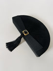 Pochette vintage Guy Laroche forma a ventaglio in raso nero con nappa couture