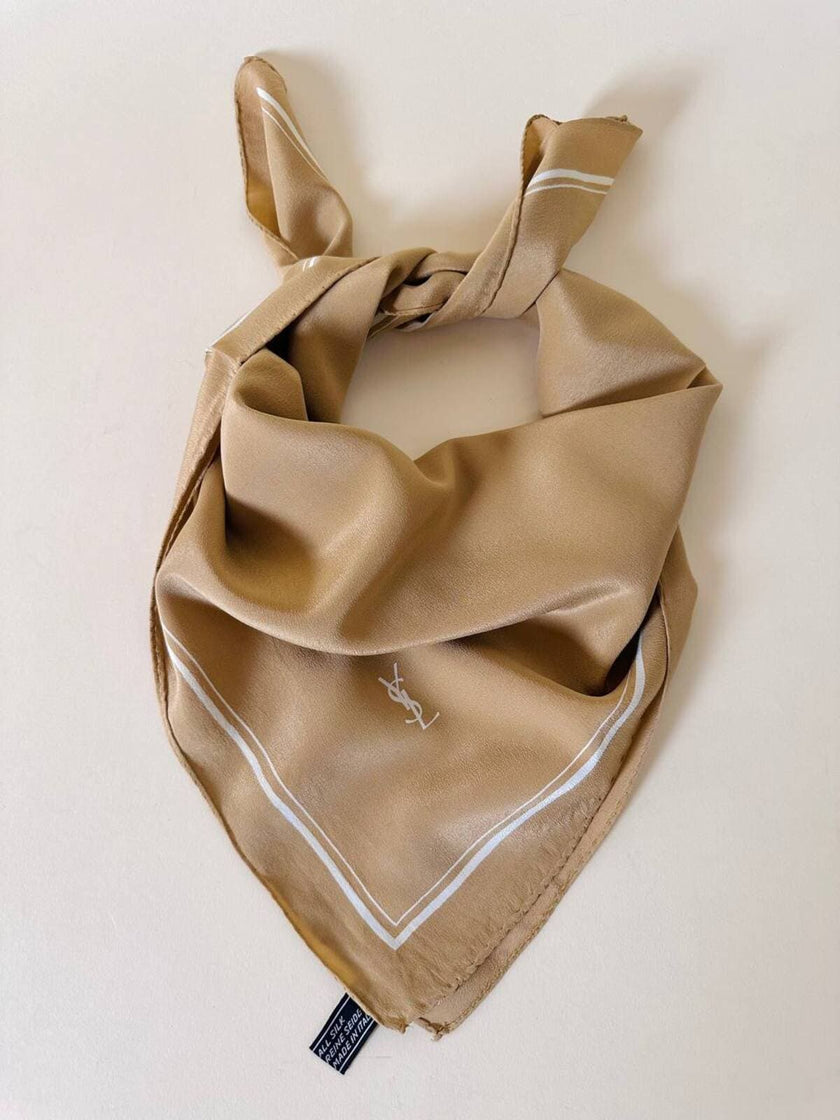 Foulard vintage Yves Saint Laurent in seta biscotto con profili e logo bianchi