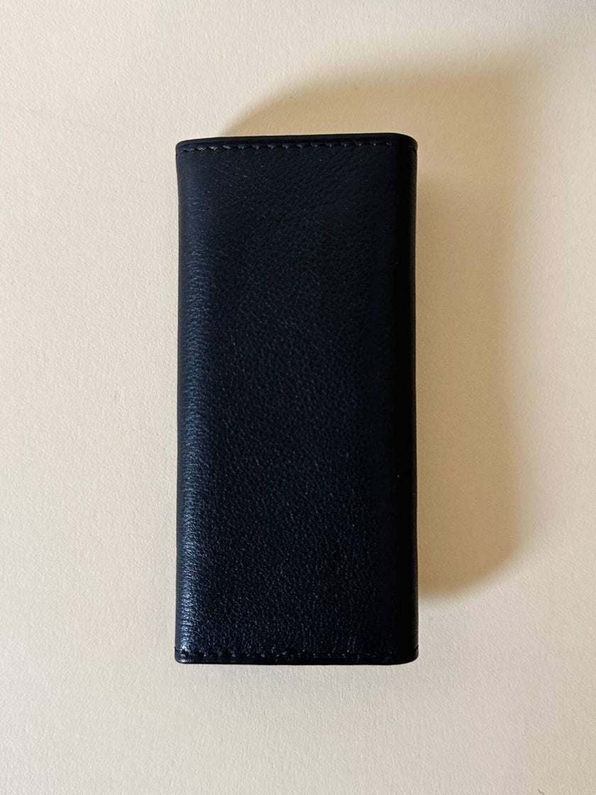 Porte-clés trifold Yves Saint Laurent en cuir noir avec détails dorés et logo YSL embossé
