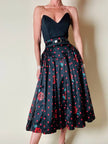Gonna a ruota in organza jacquard nera a pois rossi con rose rosse dipinte