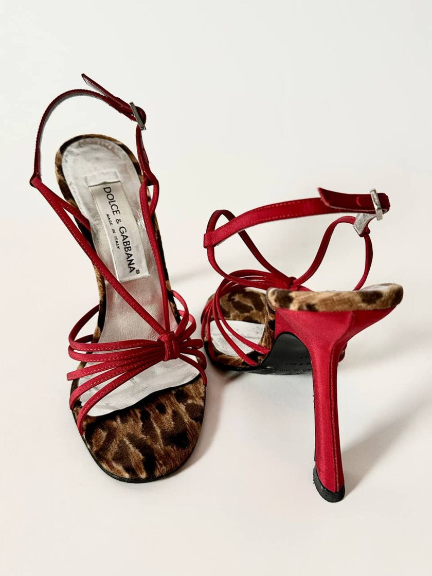 Sandalias vintage Dolce & Gabbana en crepé rojo y terciopelo con estampado de leopardo