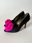 Décolleté vintage Yves Saint Laurent in raso di seta nero con rosa di taffetà fucsia
