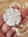 Collana di perle a tre fili con chiusura in madreperla a forma di fiore