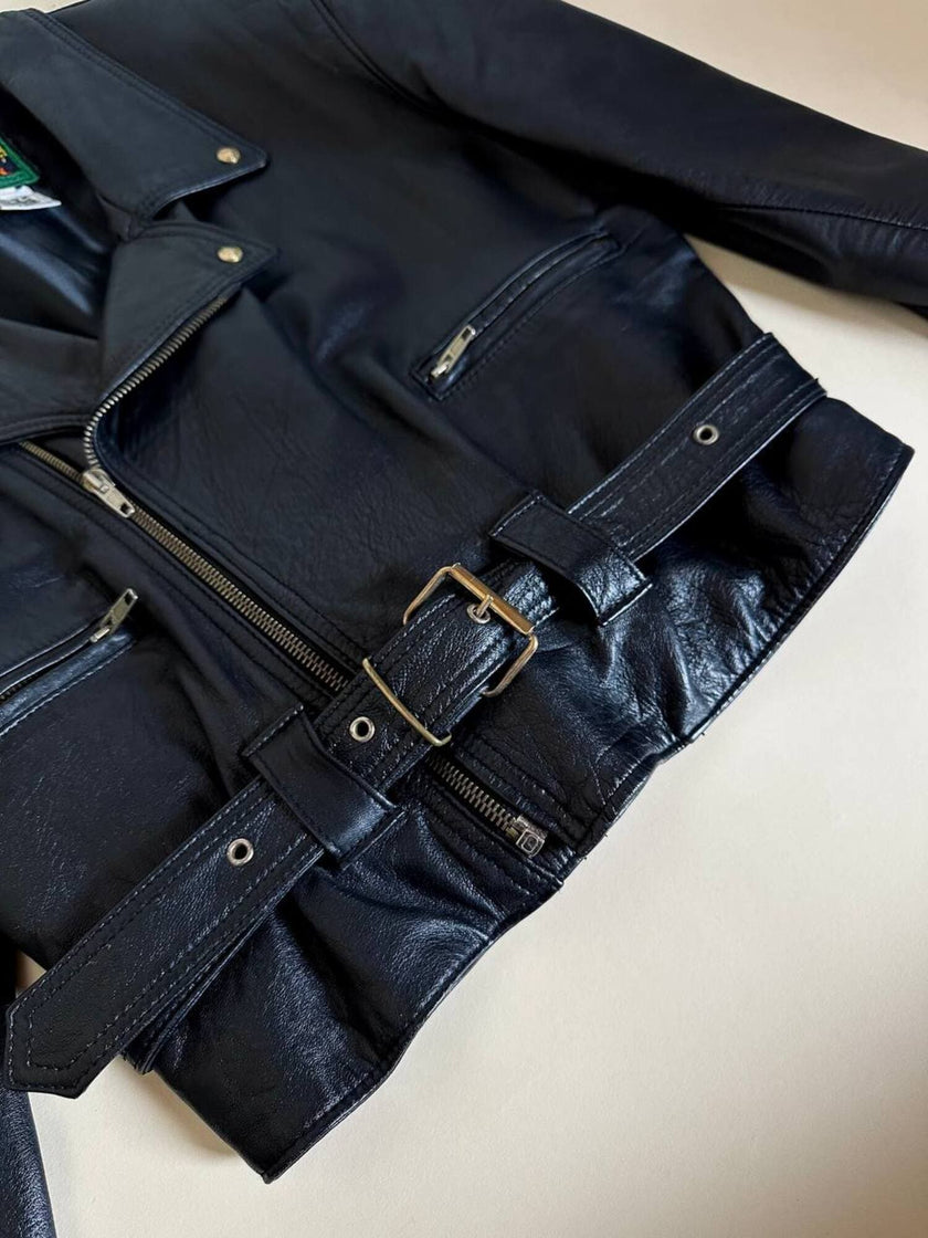 Giacca biker vintage in pelle nera con borchie dorate testa di medusa