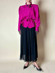 Camicia in crepe color ciclamino con spilla a forma di rosa e bottoni gioiello “Dorette”