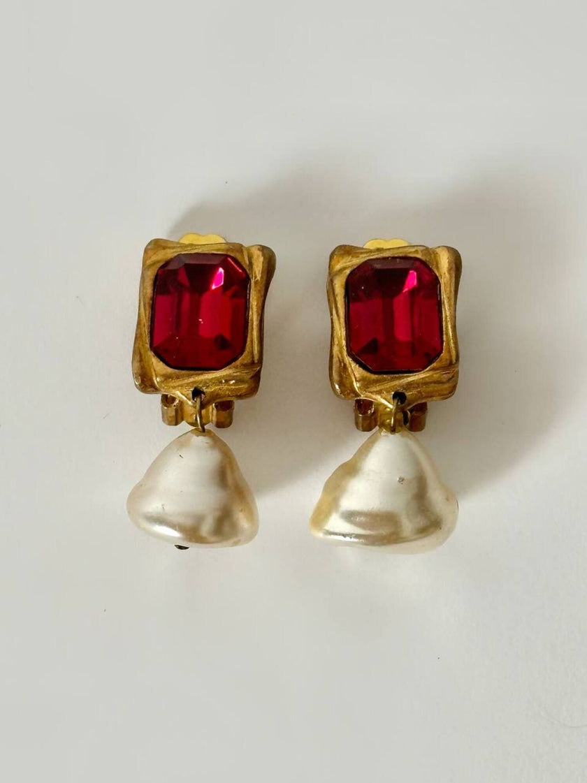 Orecchini vintage a clip con cristalli rosso rubino e perle barocche pendenti