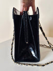 Borsa vintage in pelle nera lucida stampa coccodrillo con manici in catena oro