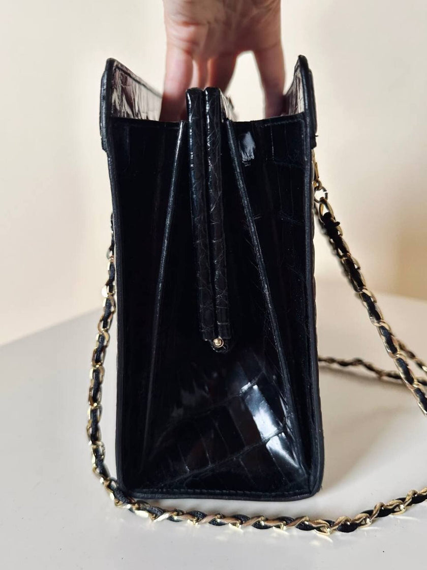 Borsa vintage in pelle nera lucida stampa coccodrillo con manici in catena oro