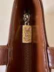 Borsa Yves Saint Laurent in pelle spazzolata color cuoio con accessorio gioiello