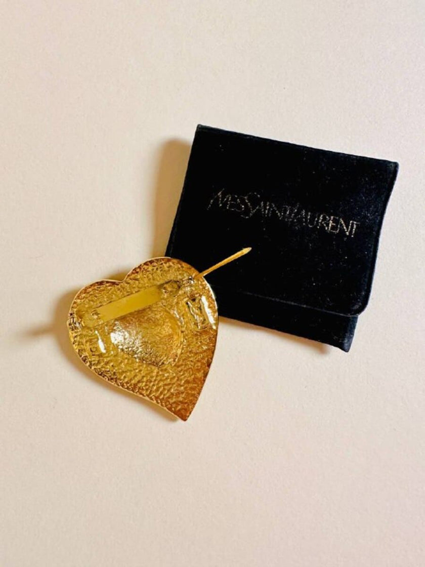 Goldfarbene herzförmige Brosche 