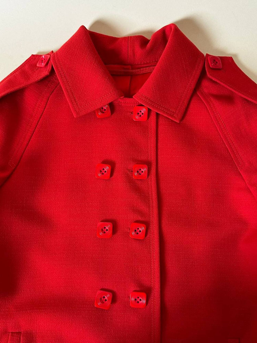 Cappotto rosso oversize con bottoni quadrati