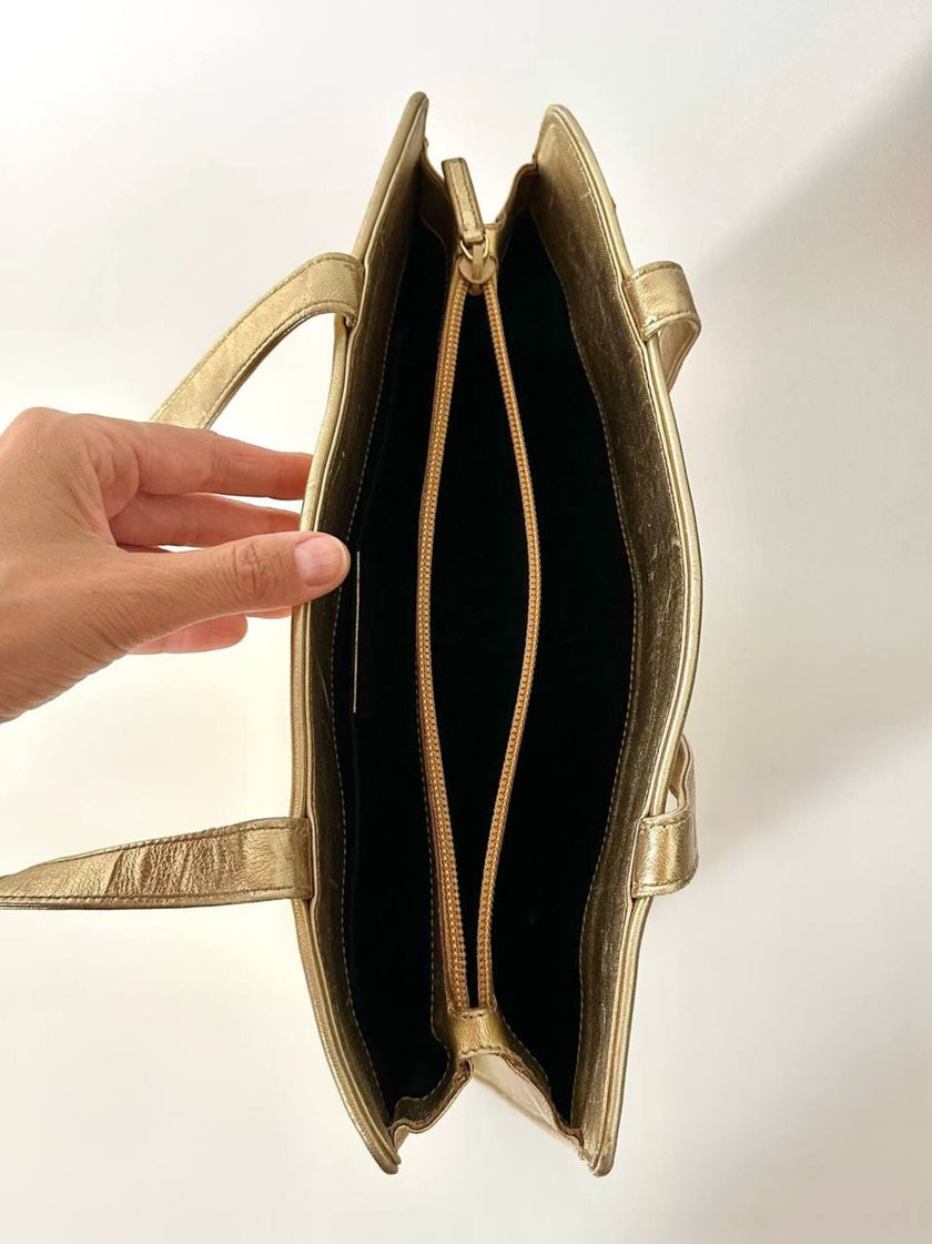 Bolso tote vintage Yves Saint Laurent de piel laminada dorada con diseño matelassé chevron