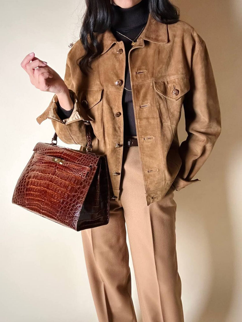 Borsa a trapezio in pelle di coccodrillo color cognac con tracolla e hardware oro Idra