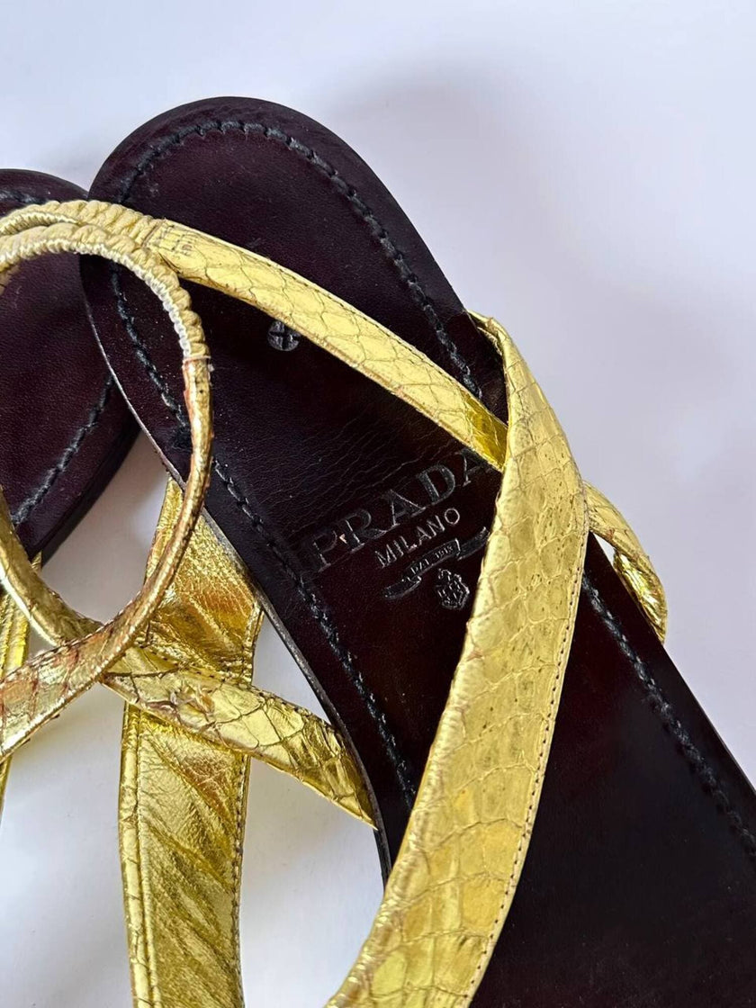 Sandali infradito vintage Prada in serpente oro con suola in cuoio marrone
