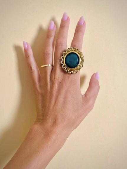 Anello dorato con pietra vitrea verde 