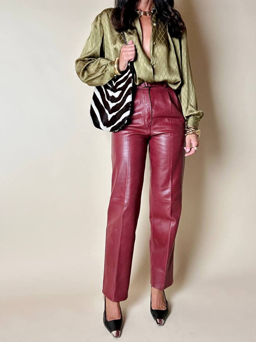 Pantalone in pelle mattone rosato a vita alta con pince e cintura in coordinato La Matta