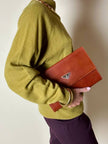 Pochette Yves Saint Laurent in saffiano color cuoio con accessorio logato oro