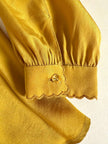 Camicia sartoriale in seta color senape con profili smerlati