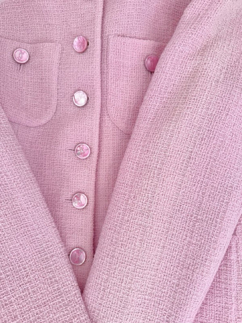 Blazer in lana bouclé rosa con bottoni gioiello logati in madreperla “Yves Saint Laurent”