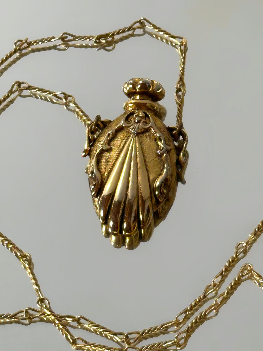 Collana vintage dorata con ciondolo a forma di bottiglia di profumo