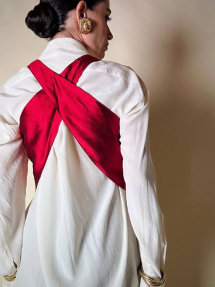 Gilet rosso in shantung di seta con incrocio sulla schiena