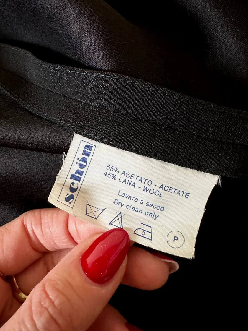 Abito nero a portafoglio con prezioso rever in raso e perline “Mila Schön”