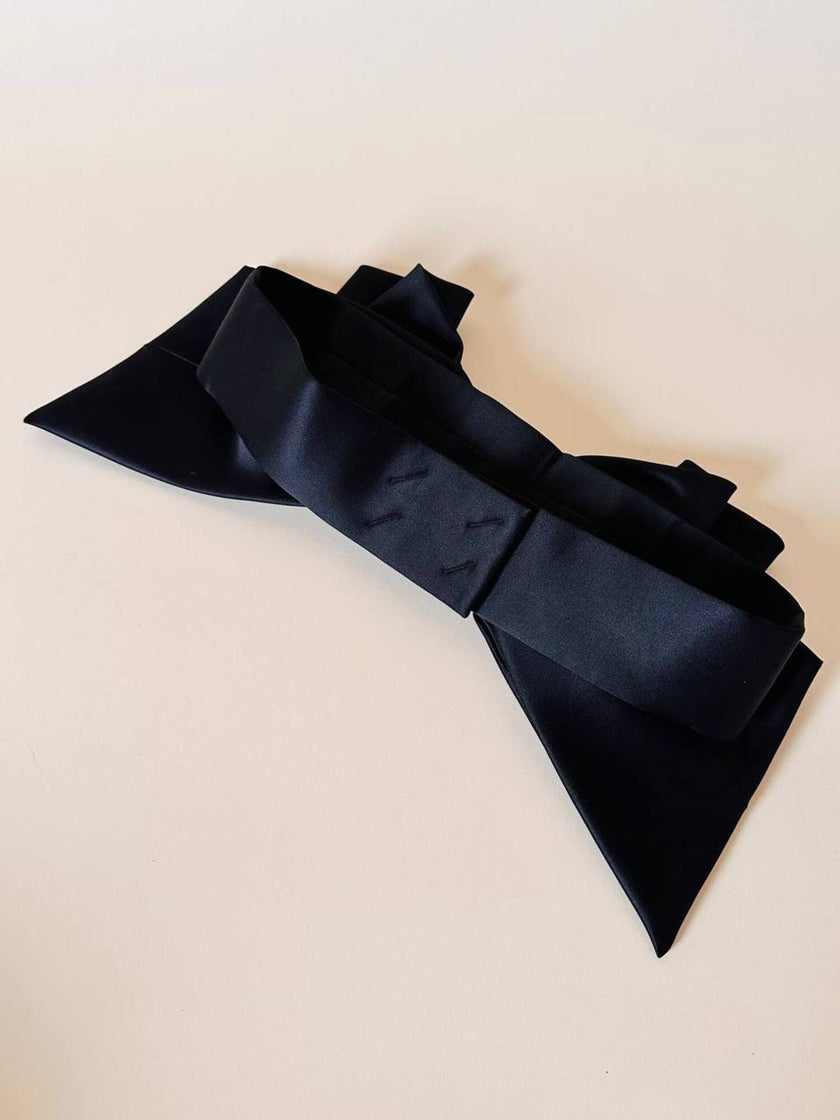 Cintura alta in seta nera con maxi fiocco “Emporio Armani”