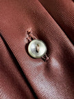 Camicia marrone in tessuto spalmato con dettaglio goffrato nelle maniche “Migor”