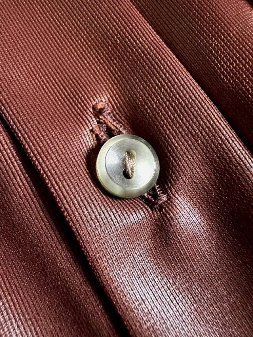 Camicia marrone in tessuto spalmato con dettaglio goffrato nelle maniche “Migor”
