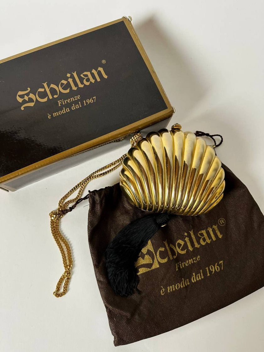 Clutch vintage Scheilan realizzata in metallo oro a forma di conchiglia con maxi nappa couture