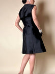 Abito sartoriale in shantung nero con bolero in coordinato
