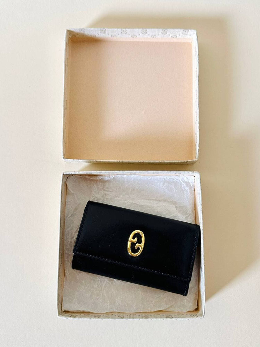 Portachiavi trifold Gucci in pelle nera con logo in metallo oro e scatola originale
