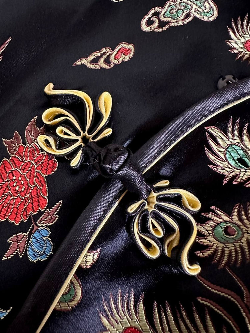 Qipao vintage in raso jacquard nero fantasia orientale con draghi e fenici
