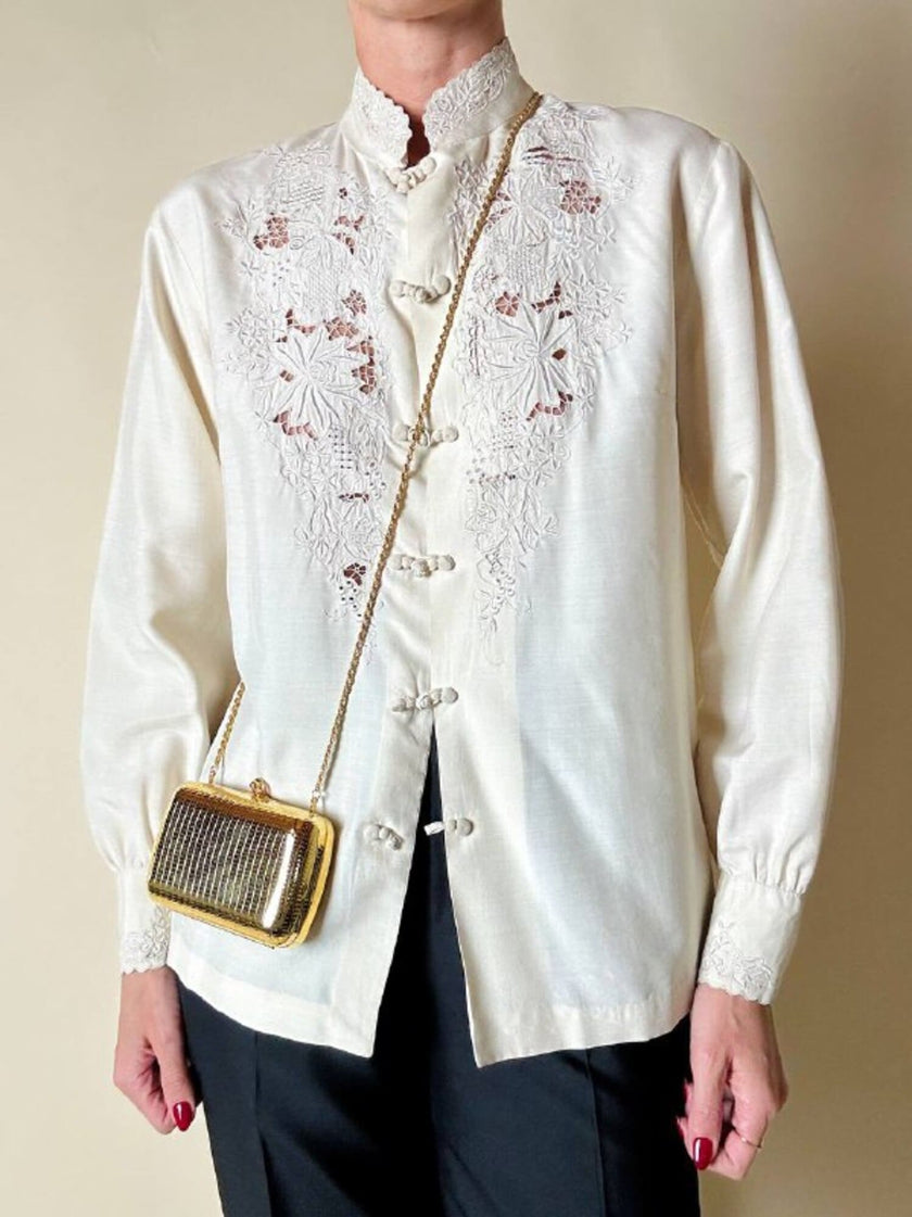 Chemise en soie ivoire brodée à la main avec de précieux brandebourgs