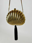 Clutch vintage Scheilan realizzata in metallo oro a forma di conchiglia con maxi nappa couture