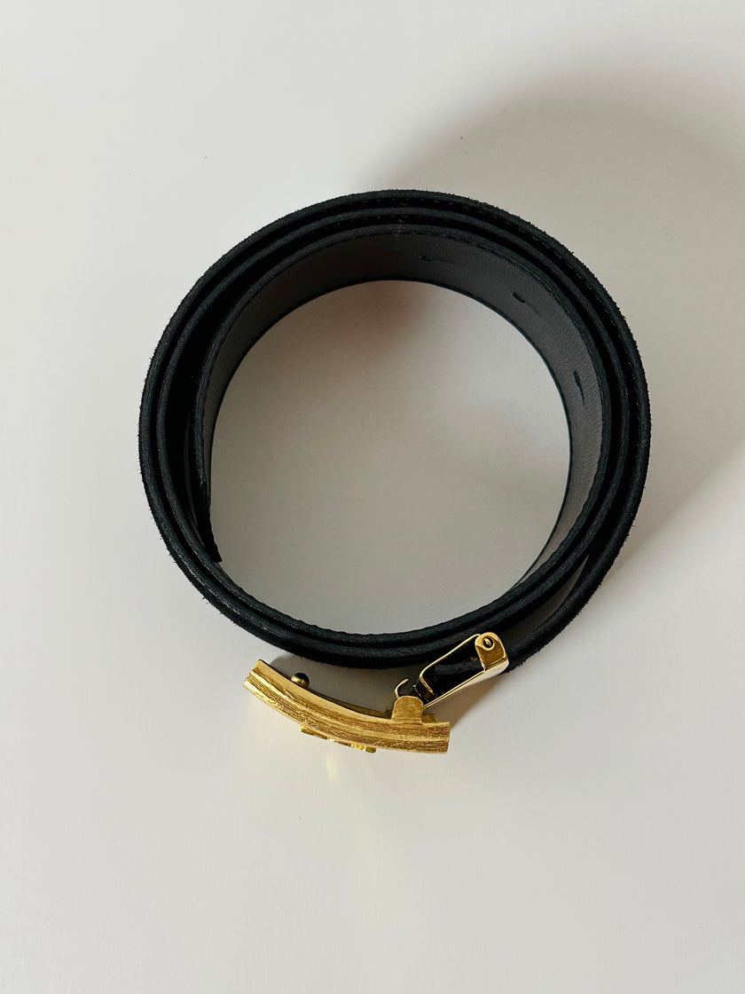 Cintura vintage Yves Saint Laurent in camoscio nero con maxi fibbia oro logata YSL