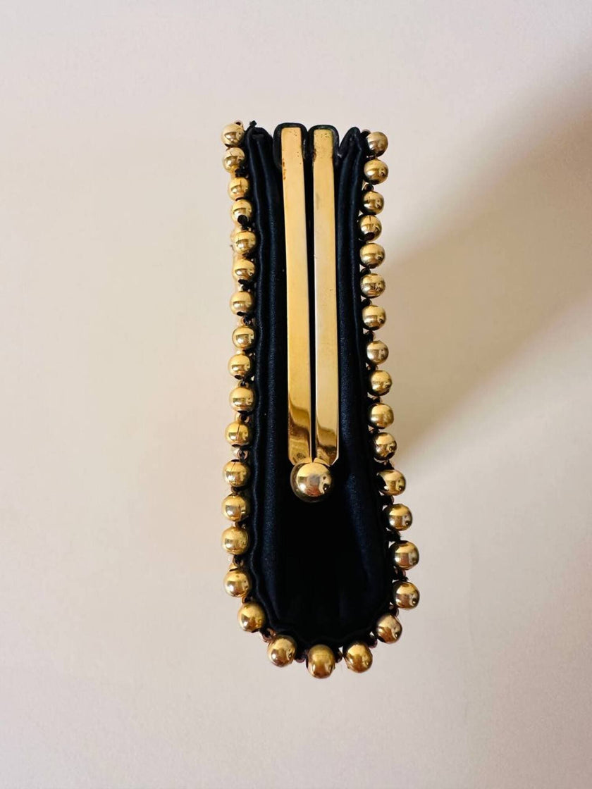 Clutch gioiello in seta nera con armatura di perline dorate “Rodo”