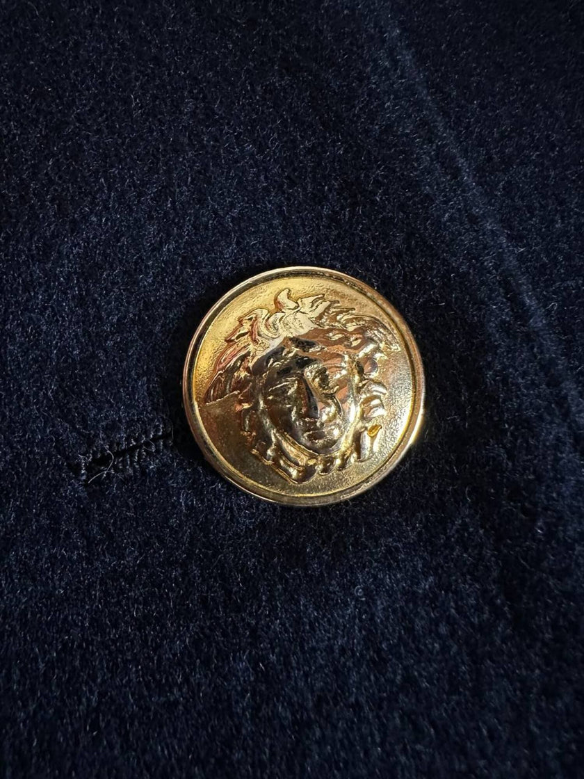 Blazer in lana e cachemire blu notte con bottoni gioiello dorati con testa di medusa