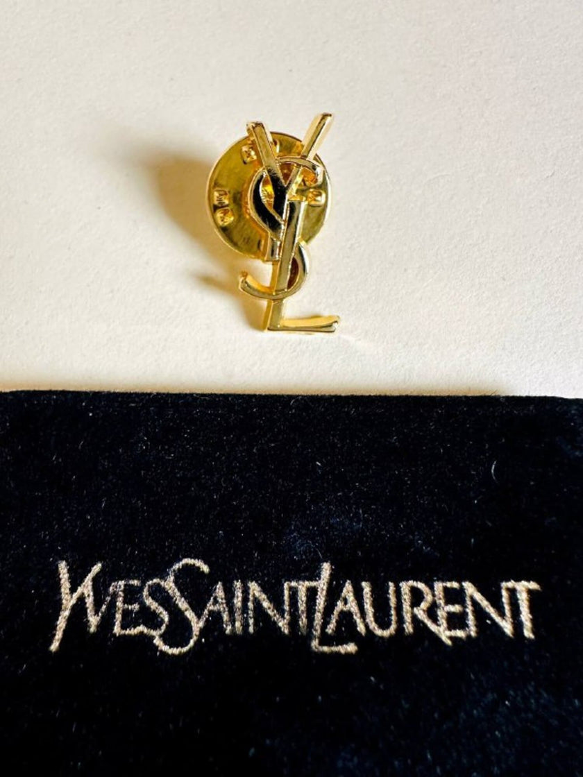 Mini spilla logo YSL dorata con dust bag  “Yves Saint Laurent”
