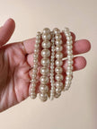 Set di cinque bracciali con perle sintetiche bianche