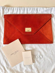 Pochette a busta Jimmy Choo in camoscio aragosta con placca metallica logata