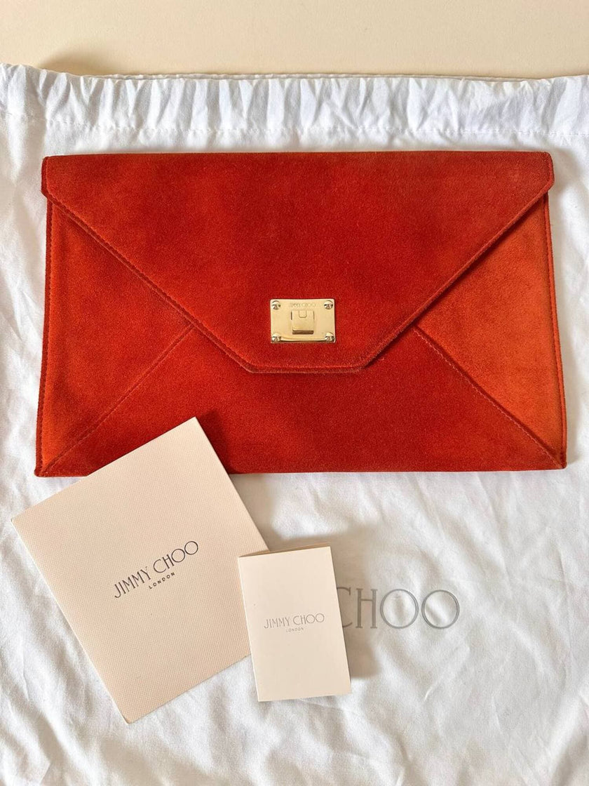 Pochette a busta Jimmy Choo in camoscio aragosta con placca metallica logata