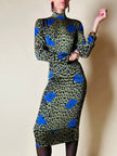 Abito in seta verde oliva fantasia leopardo con maxi fiori bluette “Essentiel”