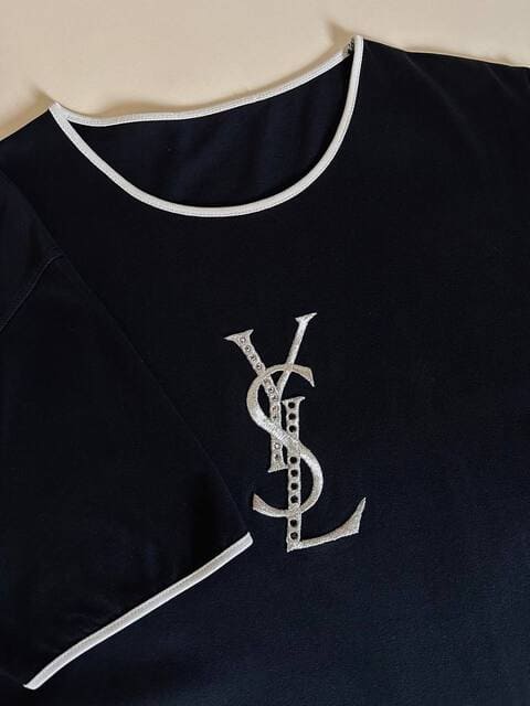 T-shirt vintage Yves Saint Laurent in cotone nero con logo YSL in lamé argento e strass